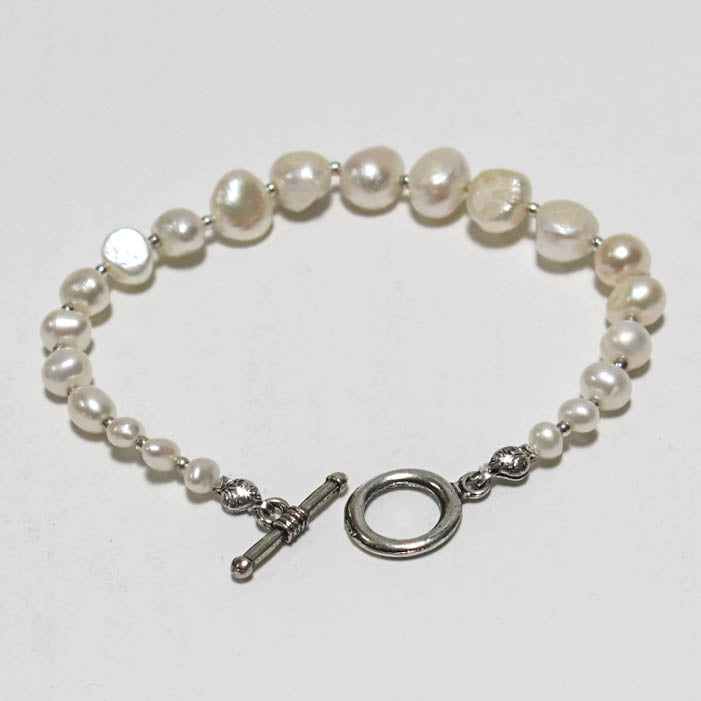 Graduated White Freshwater Pearls Bracelet with silver toggle clasp