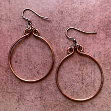 Load image into Gallery viewer, Copper Hand-Shaped Simple Round Hoop Earrings