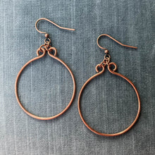 Load image into Gallery viewer, Copper Hand-Shaped Simple Round Hoop Earrings